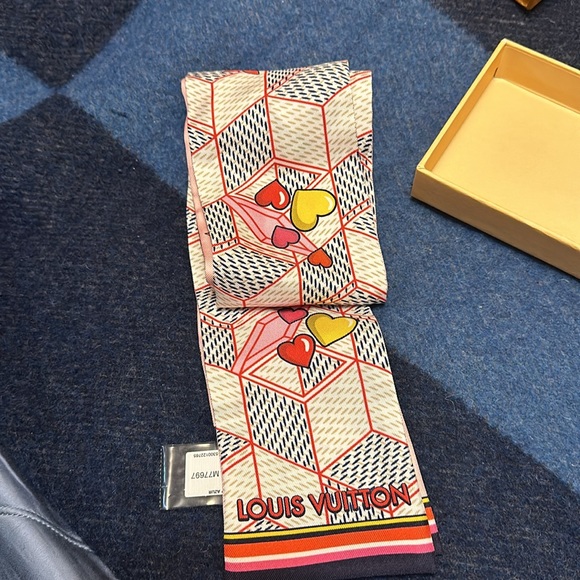 This a brand new scarf, ready to be wear this time of the year! Have the box. - Picture 7 of 7